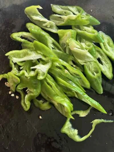 ピーマン、ジャガイモ、ハムの炒め物の作り方：1