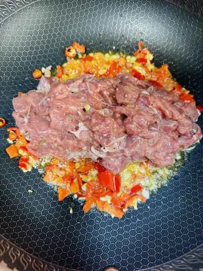 香米虎の家庭風牛肉とピーマン炒めのレシピ：9つの手順