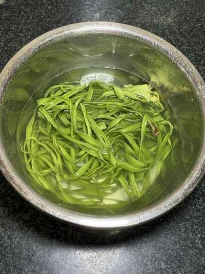 乾燥ユリのつぼみを使った煮込みトリッパの作り方：1