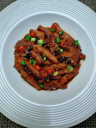 発酵黒豆とニンニクを使った蒸し鶏の足の作り方：12