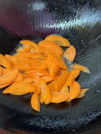 エビ、卵、ニンジン炒めの作り方：8