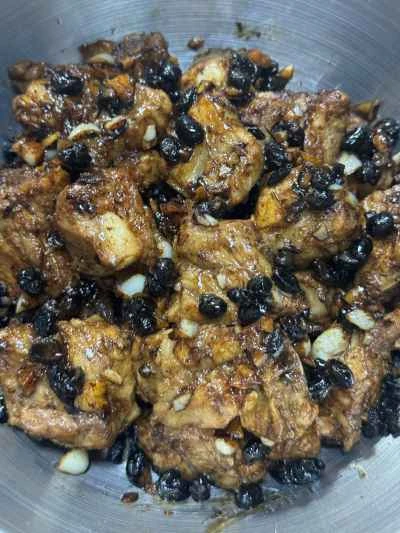 発酵黒豆と刻んだニンニクを使った蒸し豚スペアリブの作り方：9