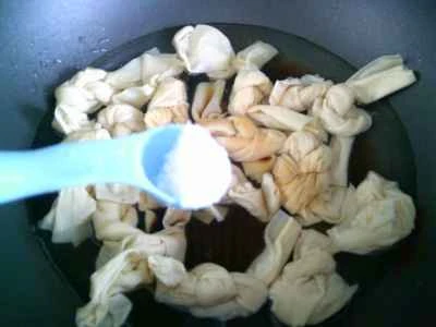 豆腐の結び目と千切りの辛子菜の炒め物の作り方：7