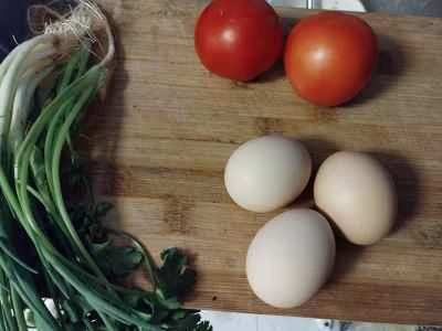 トマト入りスクランブルエッグの作り方：1