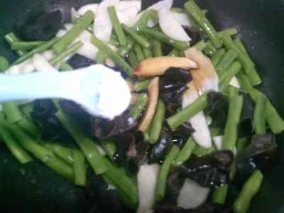 黒キクラゲ、水タケノコ、インゲンの炒め物の作り方：10