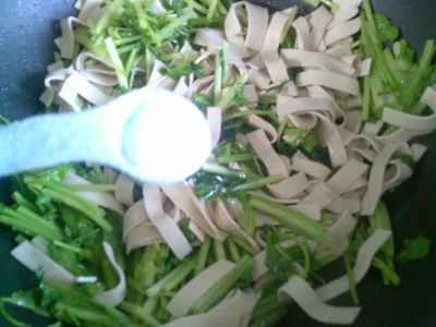 セロリと豆腐の皮の炒め物の作り方：10