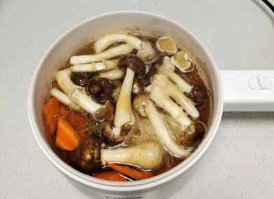 野菜、松茸、春雨の煮物を作る手順：5