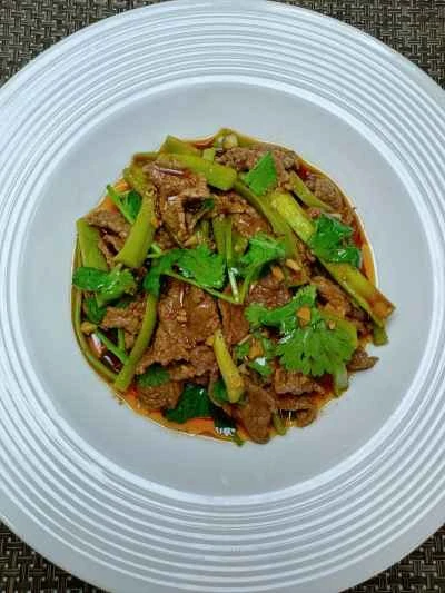 マスタードグリーンの塩漬けを使った牛肉サラダの作り方：14