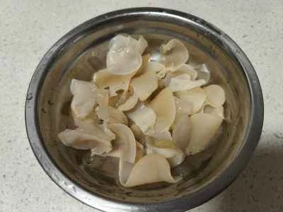 白キクラゲとセロリの炒め物の作り方：1