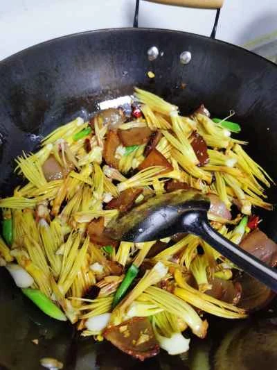カポックの花と​​豚肉の煮込み炒めの作り方：15