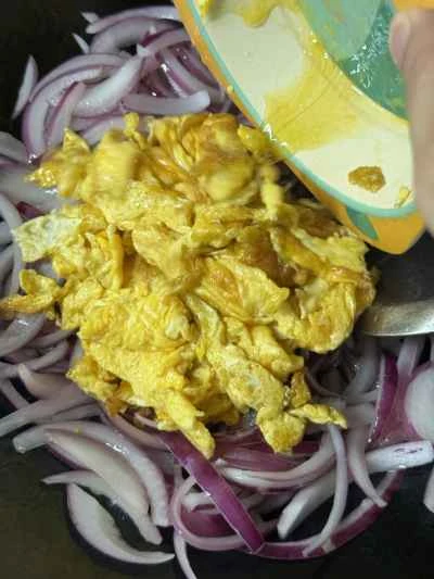 玉ねぎ入りスクランブルエッグの作り方：6