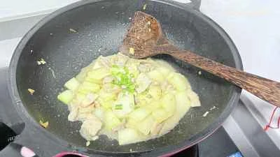 自家製ニンニクとネギの塩豚を使った冬瓜炒めの作り方：11