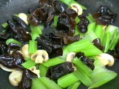 きのこ、黒キクラゲ、セロリの炒め物の作り方：7