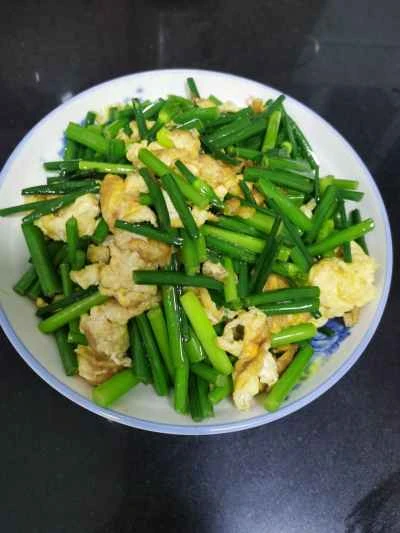 チャイブの芽を使った卵炒めのレシピ