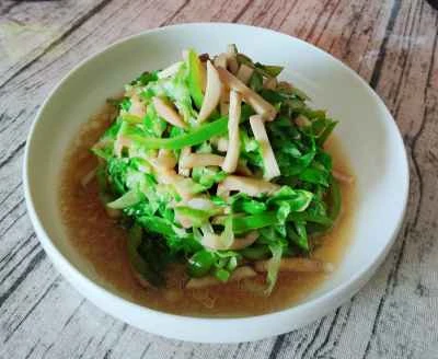 キャベツとピーマンの細切りを添えたエリンギの炒め物のレシピ