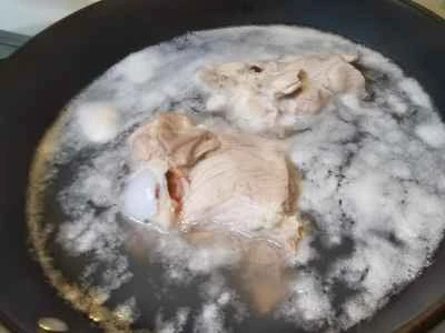 豚骨とキャベツの煮込みの作り方：1