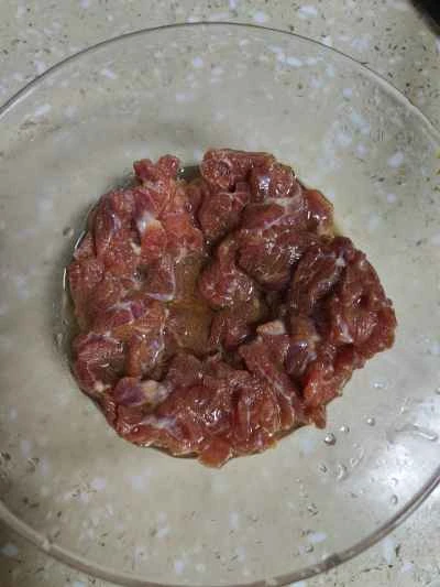 牛肉とキュウリの炒め物の作り方：1