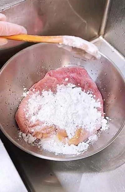 豚の胃袋とチキンのスープを作る手順：1