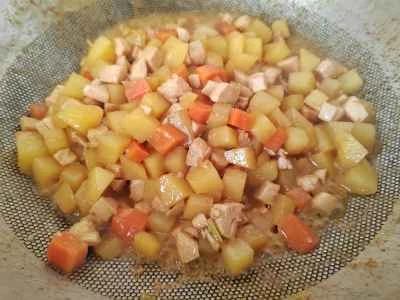 鶏胸肉とさいの目に切った野菜の炒め物の作り方：9