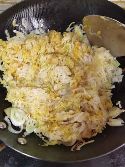 白身肉、ブラッドソーセージ、ザワークラウトの改良レシピ：7つのステップ