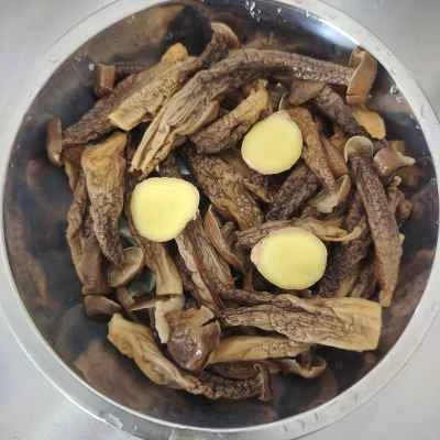 鹿角茸入り蒸し豚スペアリブ：4ステップ