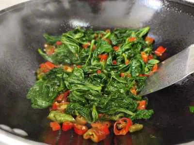 サツマイモの葉と赤唐辛子の炒め物の作り方：7