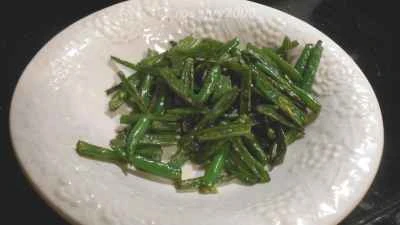 黒豆ソースとインゲン豆で炒めた細切り豚肉の作り方：2