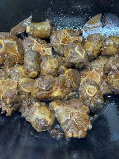 牛テールとジャガイモの煮込みの作り方：6