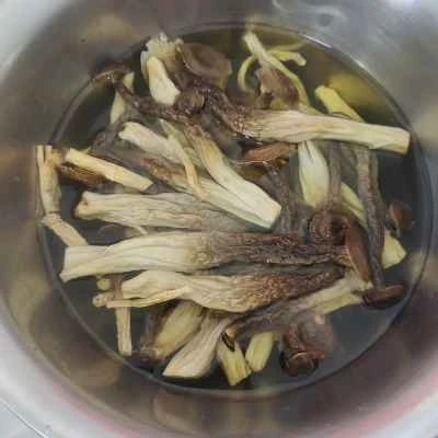 炊飯器で蒸し鶏と鹿角茸を作る手順：1