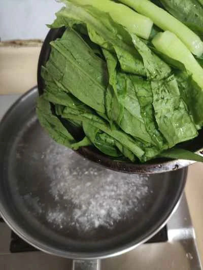 ロメインレタスと豚肉の皮の炒め物の作り方:2