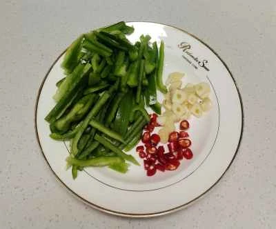 ピーマンとヘチマの炒め物の作り方：2