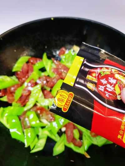 黒豆ソースとピーマンの中華ソーセージ炒めの作り方：6