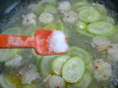 夜咲き花とこんにゃく春雨入りエビ風味ボールの作り方：9