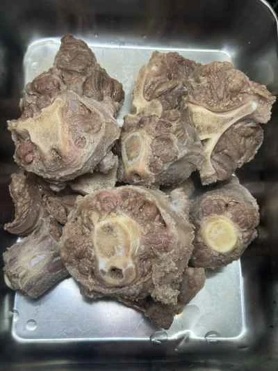 牛テールの煮込みとキャベツのピクルスの作り方：1