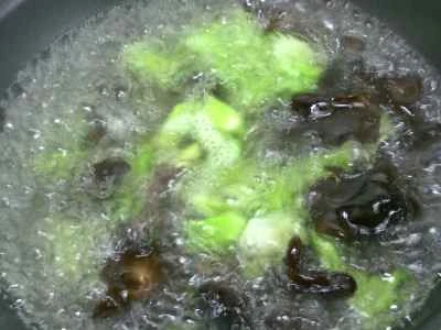 きのこ、黒キクラゲ、セロリの炒め物の作り方：5