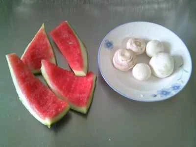 スイカの皮とキノコの炒め物の作り方：1