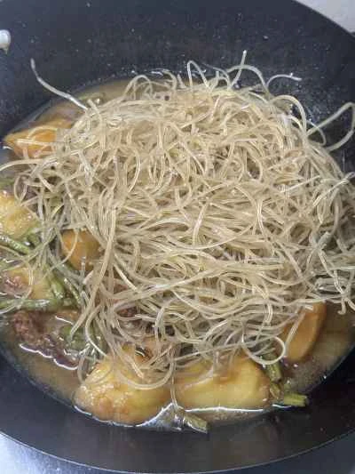 豚バラ肉、ジャガイモ、インゲン、春雨の煮込みの作り方：16