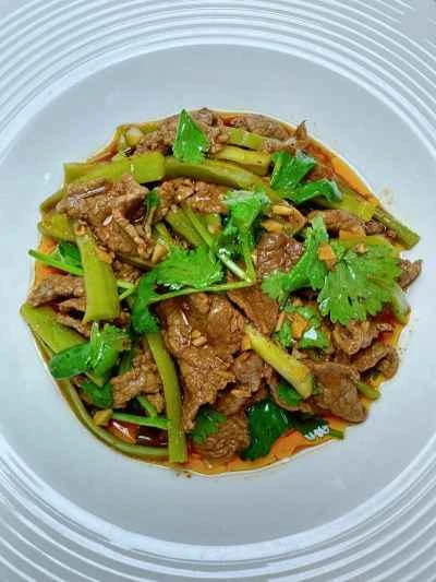 マスタードグリーンの塩漬けを使った牛肉サラダの作り方：15