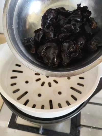 黒キノコを使った鶏肉の煮込みの作り方：3