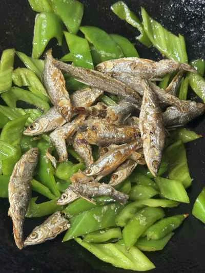 干物とピーマンの炒め物の作り方：9