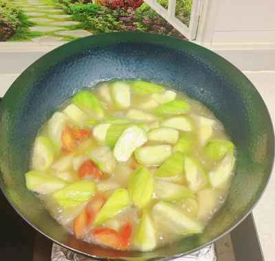 ヤムイモとニンジンの煮込みヘチマの作り方:3