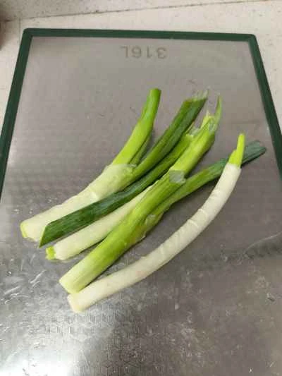 ネギ入りスクランブルエッグの作り方：1