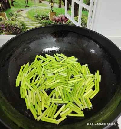 ニンニクの芽と玉ねぎの炒め物を作る手順：1