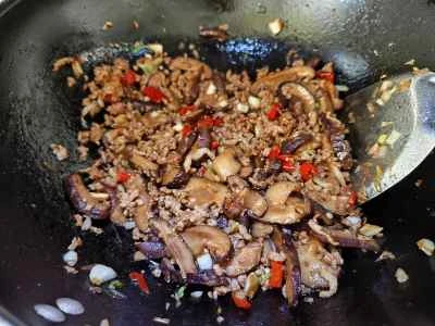 ひき肉とキノコの炒め物の作り方：5