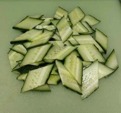 キャベツとキュウリのスライス炒めの作り方：1