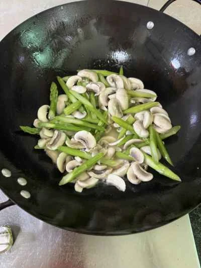 アスパラガスとキノコの炒め物の作り方：11