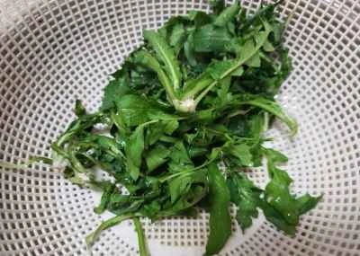 乾燥豆腐シート入りナズナ炒めの作り方：2