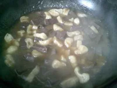 揚げ豆腐の細切りと鴨の血の煮込みの作り方：12