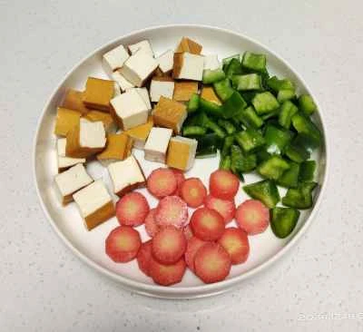 ピーマン、ニンジン、角切り豆腐の炒め物の作り方：1