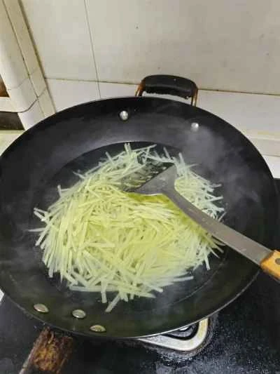 千切りジャガイモ炒めの作り方：1